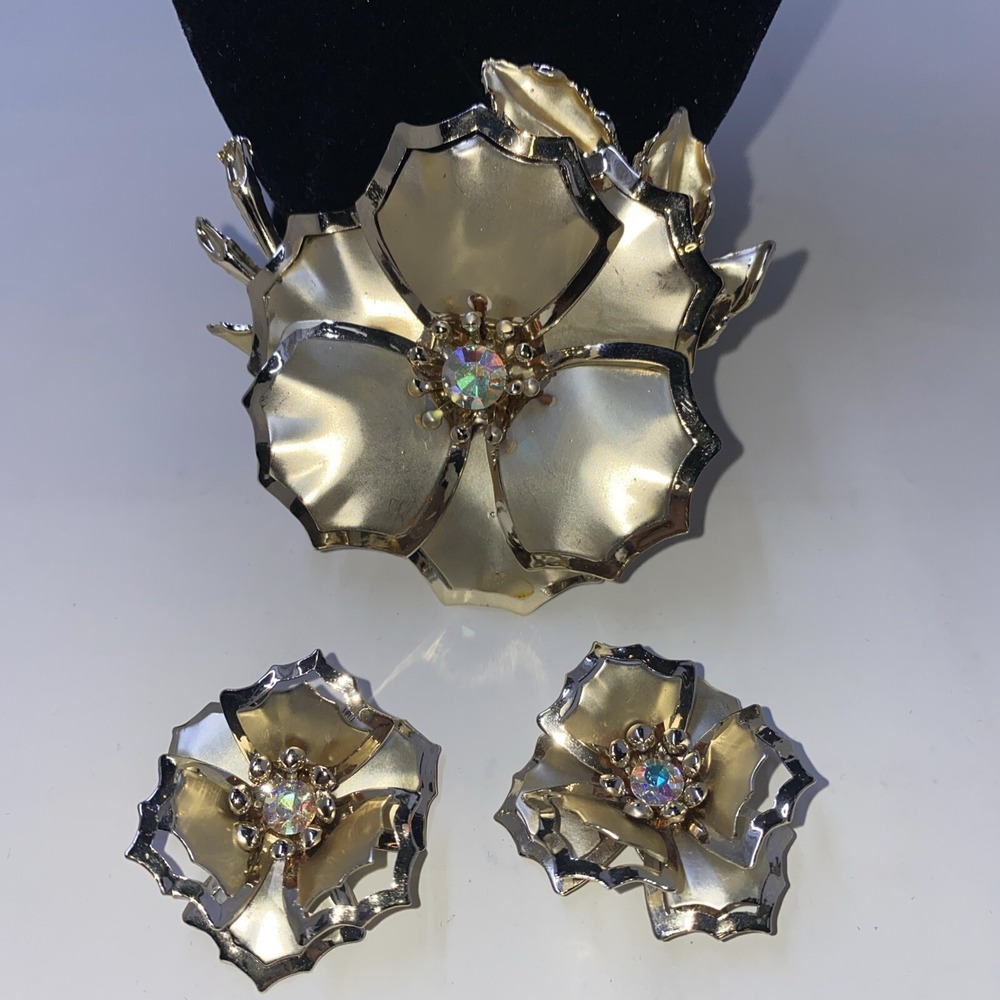 Vintage Signed BSK Matte Gold Tone‎ Flower Brooch 2" 1960's Brooch & Earrings